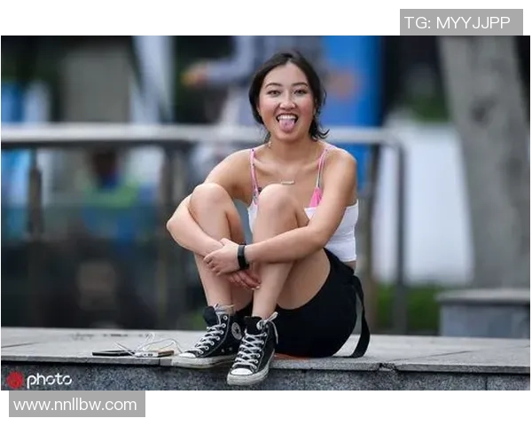 中国足球明星吐舌瞬间引发热议球迷热情高涨展现个性魅力