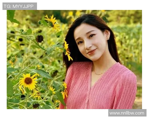 女主播与足球明星同框合影展现魅力瞬间引发粉丝热议