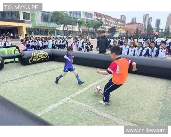 男孩们的足球梦想与青春岁月的交织写真展览